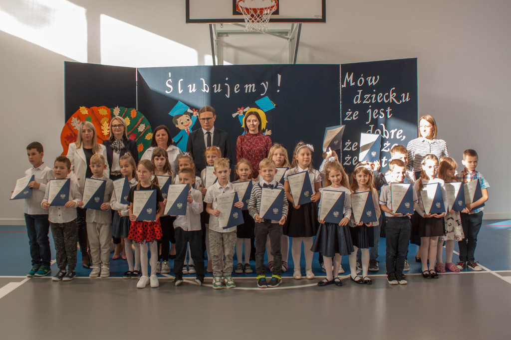 Uroczyste ślubowania w placówkach oświatowych gminy Stąporków [zdjęcia]