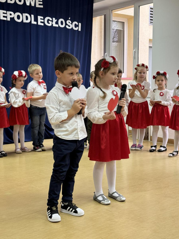 Przedszkolaki z koneckiej `dwójki` dla Niepodległej [zdjęcia]