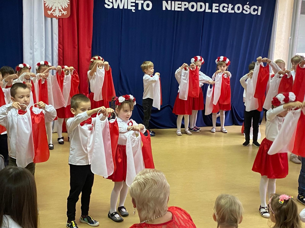 Przedszkolaki z koneckiej `dwójki` dla Niepodległej [zdjęcia]