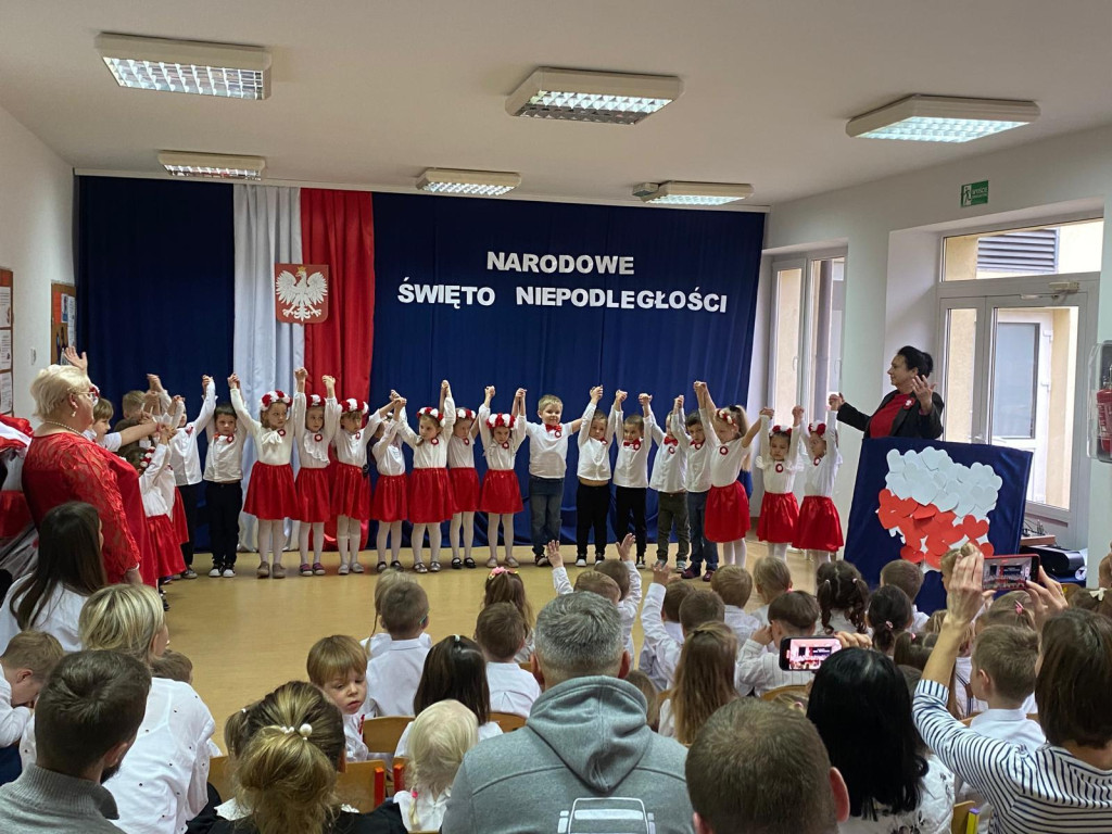 Przedszkolaki z koneckiej `dwójki` dla Niepodległej [zdjęcia]