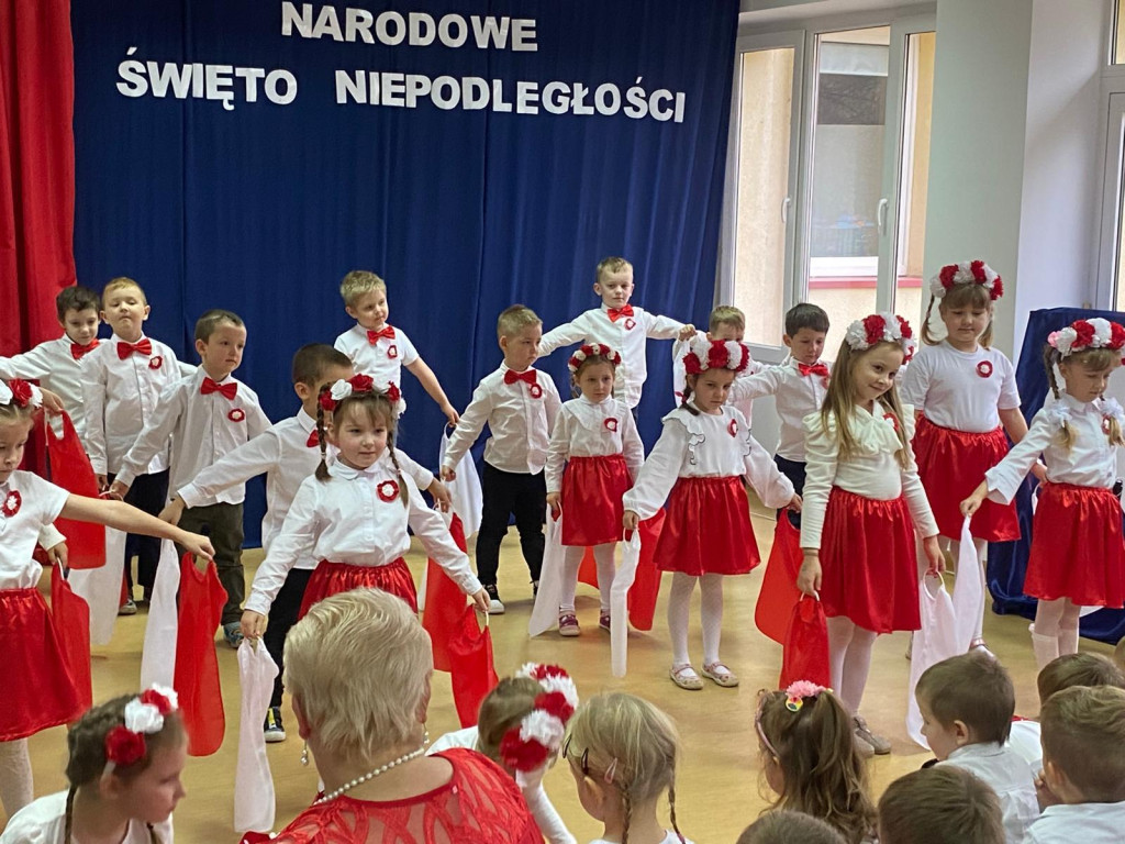 Przedszkolaki z koneckiej `dwójki` dla Niepodległej [zdjęcia]