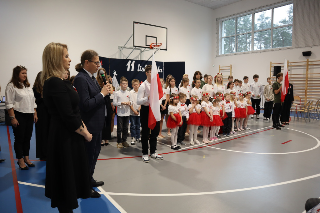 Uczniowie ze Stąporkowa uczcili Święto Niepodległości [zdjęcia]