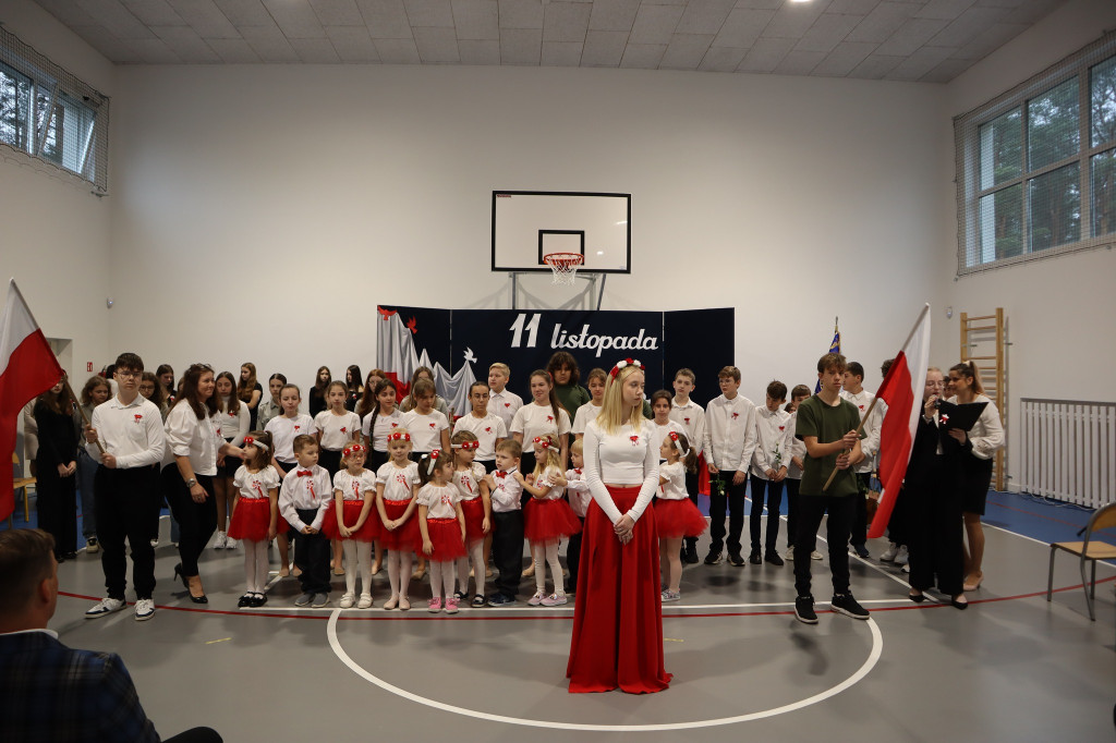 Uczniowie ze Stąporkowa uczcili Święto Niepodległości [zdjęcia]