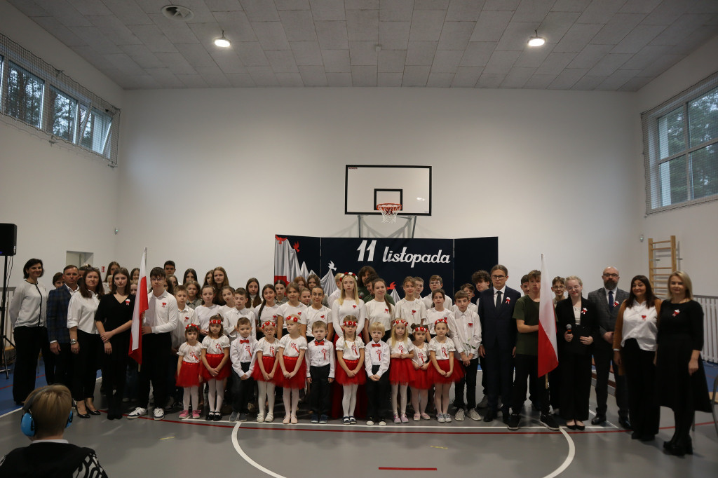 Uczniowie ze Stąporkowa uczcili Święto Niepodległości [zdjęcia]