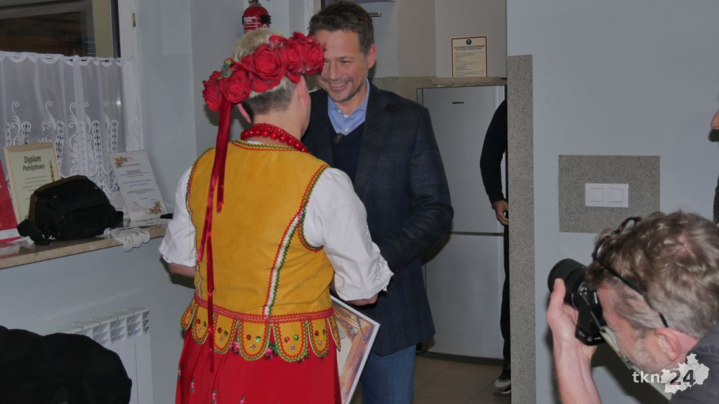 Rafał Trzaskowski w powiecie koneckim. Spotkał się z gospodyniami [wideo, zdjęcia]