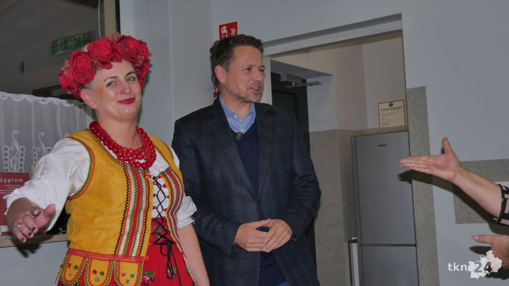Rafał Trzaskowski w powiecie koneckim. Spotkał się z gospodyniami [wideo, zdjęcia]