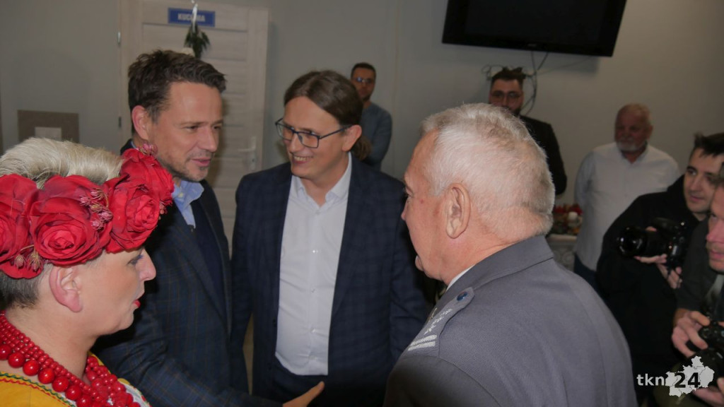 Rafał Trzaskowski w powiecie koneckim. Spotkał się z gospodyniami [wideo, zdjęcia]
