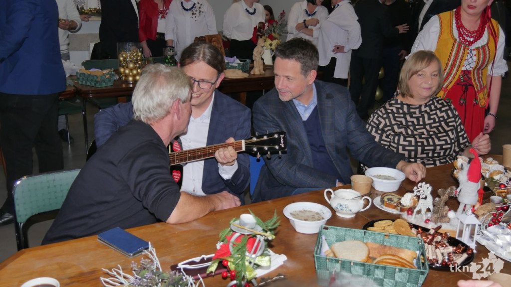 Rafał Trzaskowski w powiecie koneckim. Spotkał się z gospodyniami [wideo, zdjęcia]