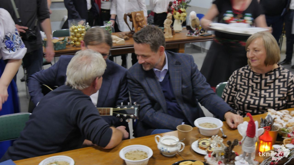 Rafał Trzaskowski w powiecie koneckim. Spotkał się z gospodyniami [wideo, zdjęcia]
