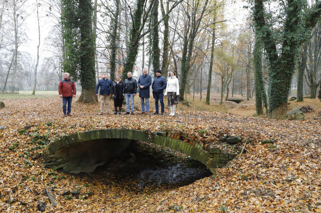 Zabytkowy park przy DPS `Etola` już po renowacji [zdjęcia]