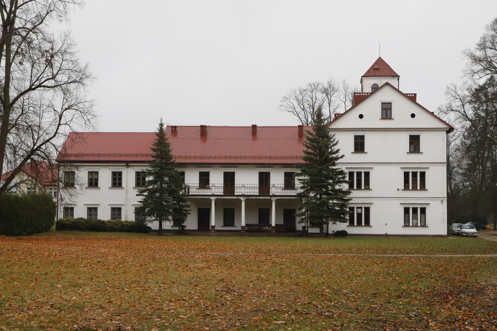 Zabytkowy park przy DPS `Etola` już po renowacji [zdjęcia]