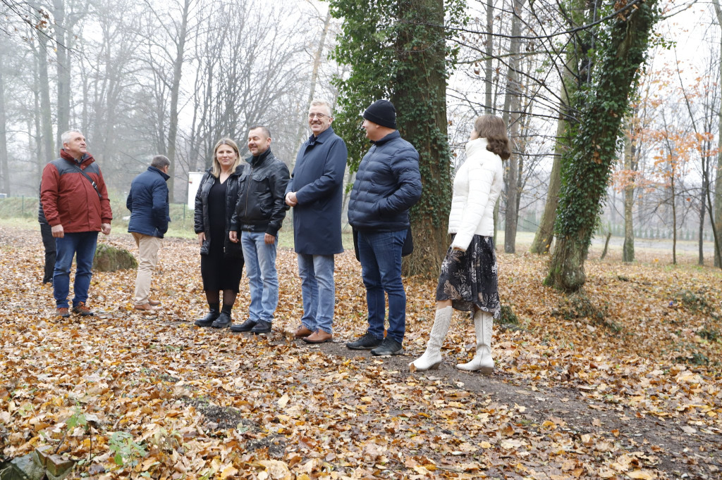 Zabytkowy park przy DPS `Etola` już po renowacji [zdjęcia]