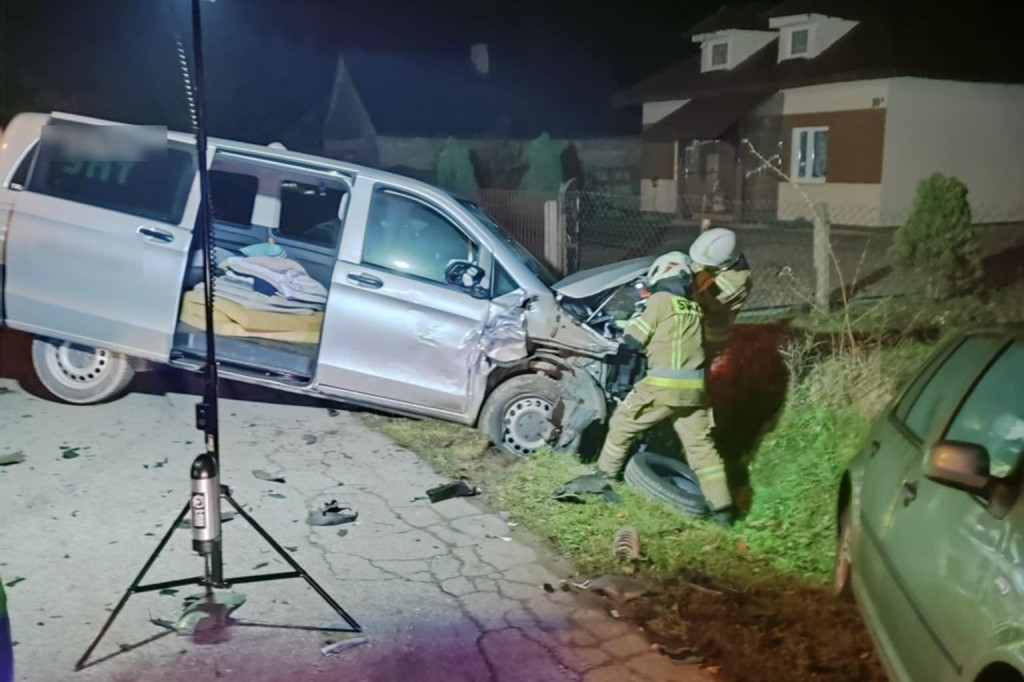 Kolizja busa z zaparkowanym autem w gminie Radoszyce