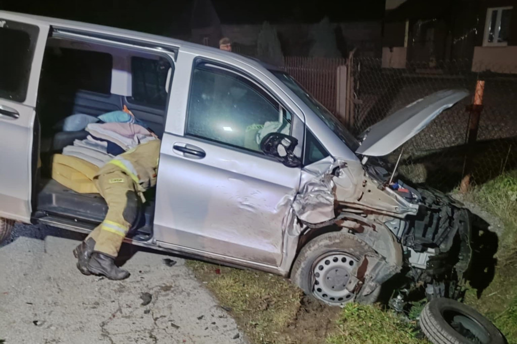 Kolizja busa z zaparkowanym autem w gminie Radoszyce