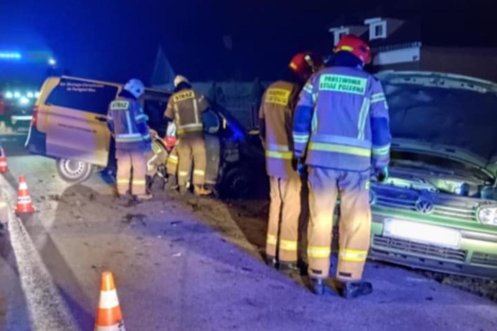 Kolizja busa z zaparkowanym autem w gminie Radoszyce