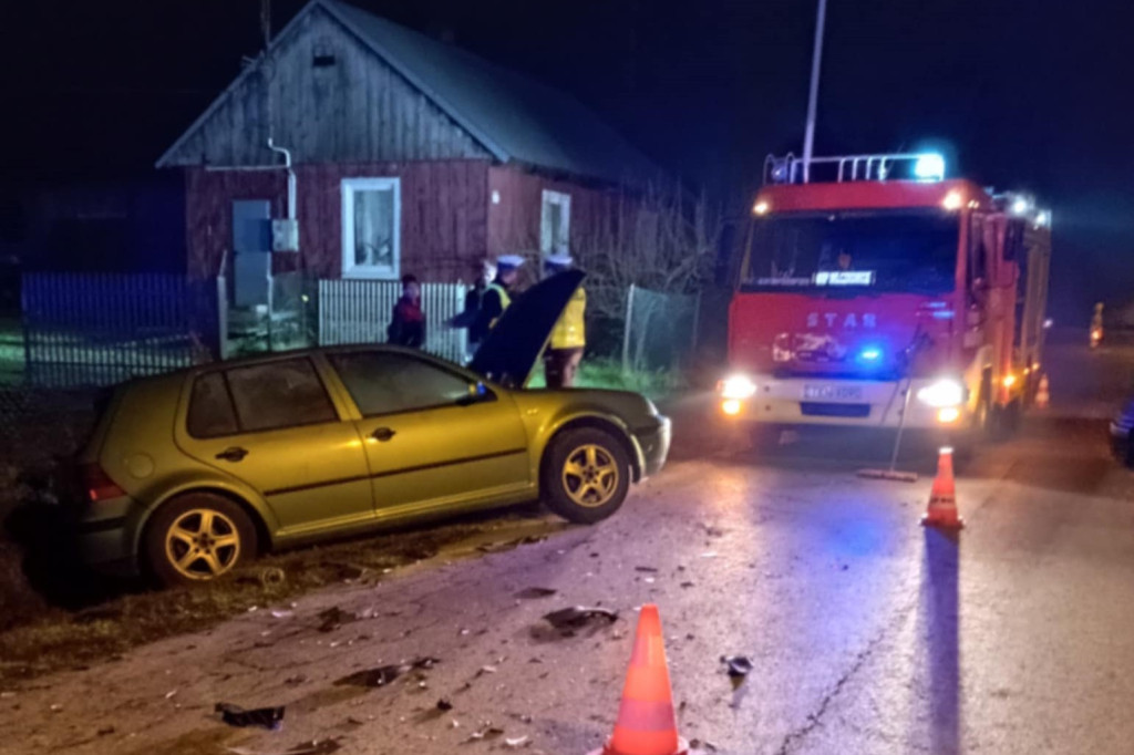 Kolizja busa z zaparkowanym autem w gminie Radoszyce