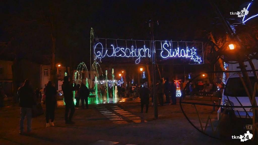 Radoszyce: Rozświetlili choinkę i... fontannę! [wideo, zdjęcia]