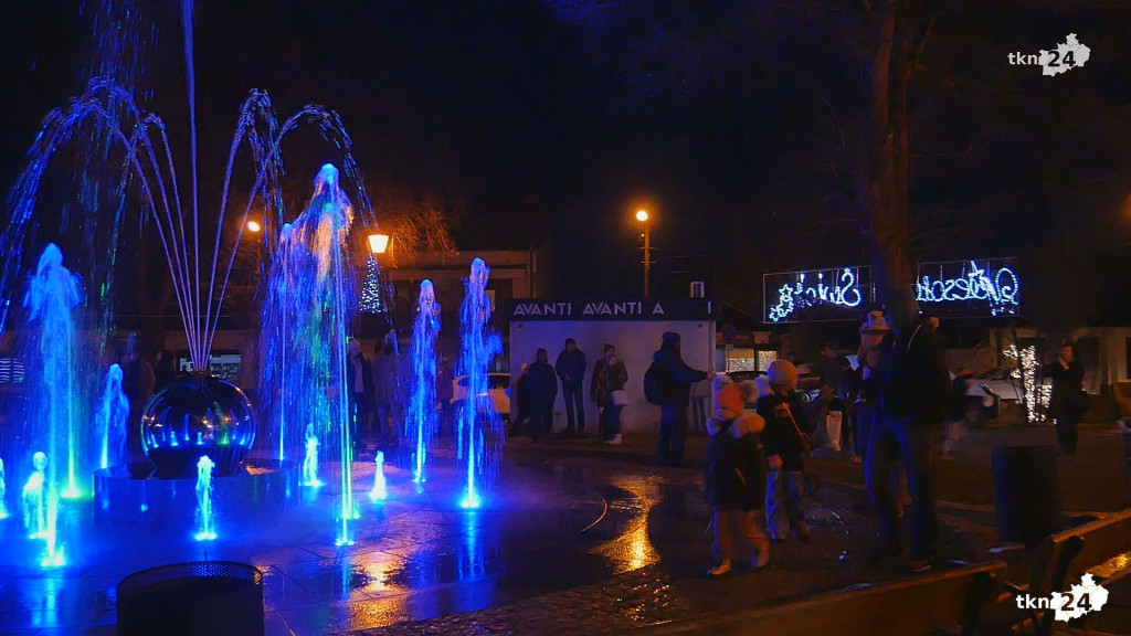 Radoszyce: Rozświetlili choinkę i... fontannę! [wideo, zdjęcia]