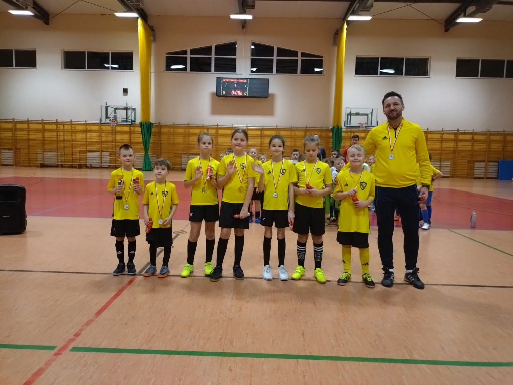 Piłkarska rywalizacja w świątecznym klimacie - Turniej Mikołajkowy w Fałkowie [zdjęcia]