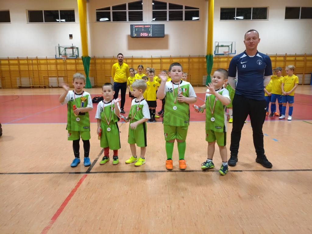 Piłkarska rywalizacja w świątecznym klimacie - Turniej Mikołajkowy w Fałkowie [zdjęcia]