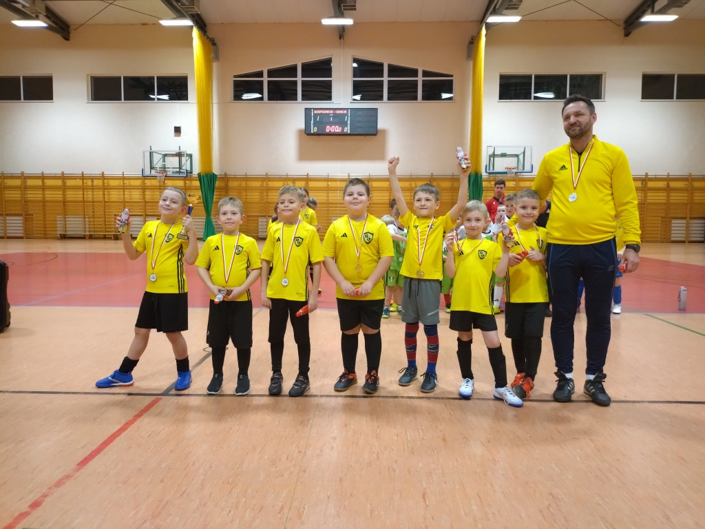 Piłkarska rywalizacja w świątecznym klimacie - Turniej Mikołajkowy w Fałkowie [zdjęcia]