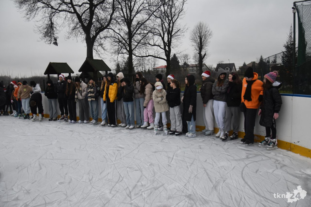 Gmina Końskie zainaugurowała działanie lodowiska ze Świętym Mikołajem [wideo, zdjęcia]
