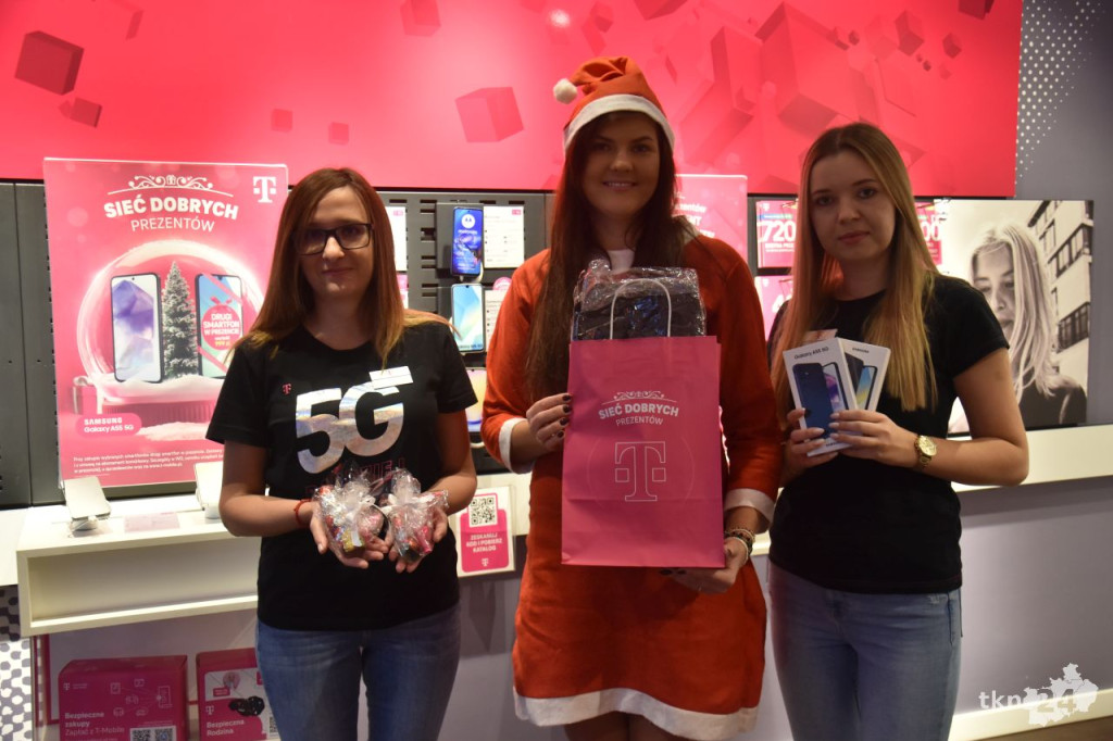 Prezenty świąteczne i moc korzyści od T-Mobile w Końskich [wideo, zdjęcia]