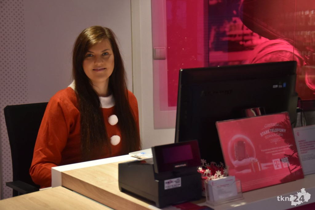 Prezenty świąteczne i moc korzyści od T-Mobile w Końskich [wideo, zdjęcia]