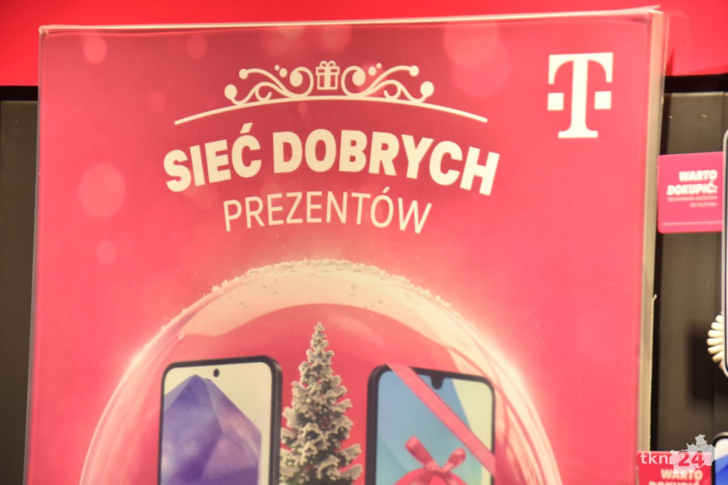 Prezenty świąteczne i moc korzyści od T-Mobile w Końskich [wideo, zdjęcia]