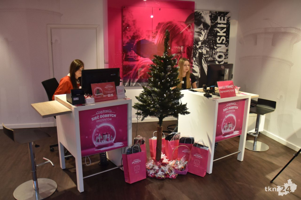 Prezenty świąteczne i moc korzyści od T-Mobile w Końskich [wideo, zdjęcia]