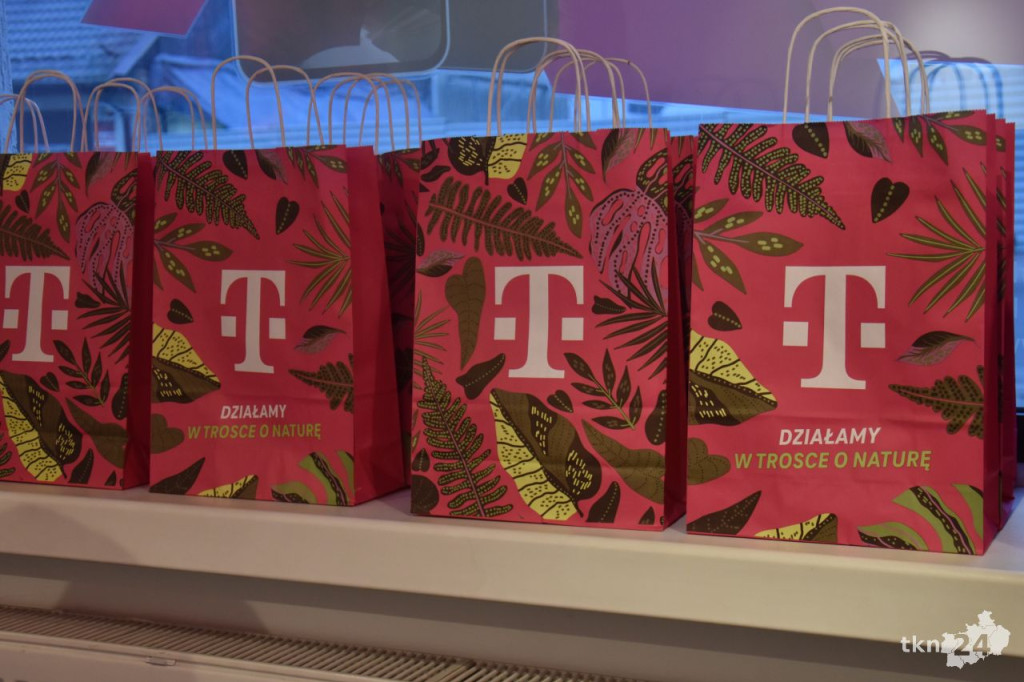 Prezenty świąteczne i moc korzyści od T-Mobile w Końskich [wideo, zdjęcia]