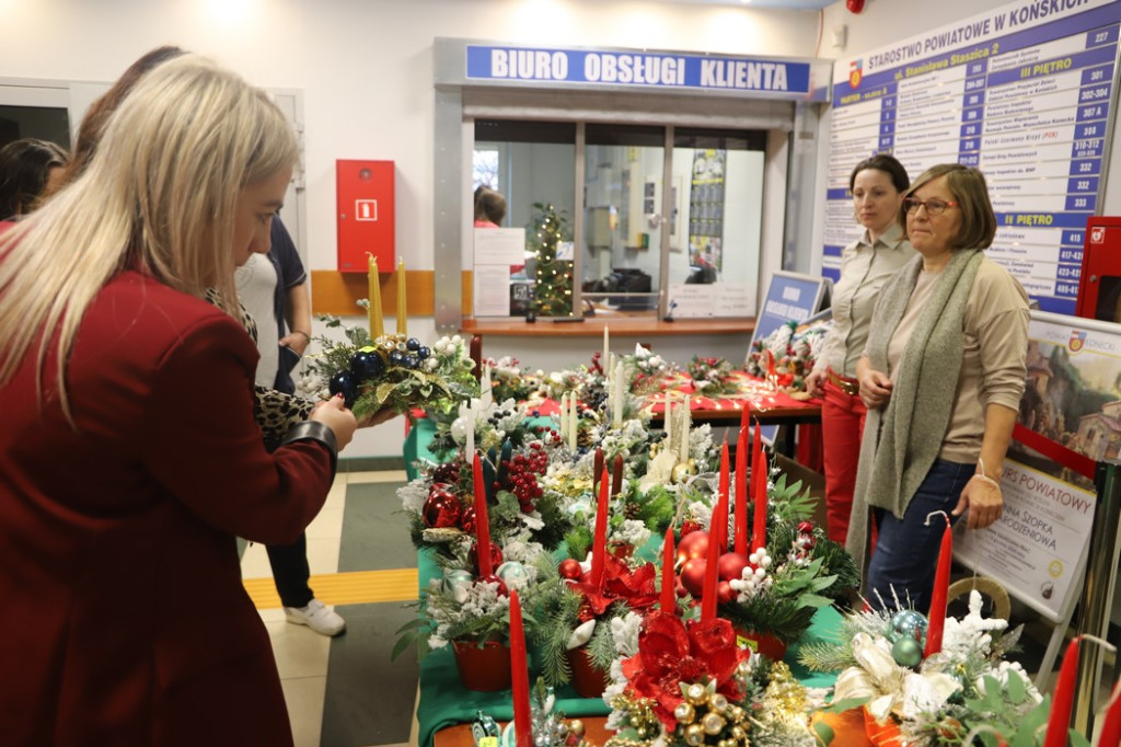 Podopieczni WTZ w Końskich przygotowali kiermasz świąteczny [zdjęcia]