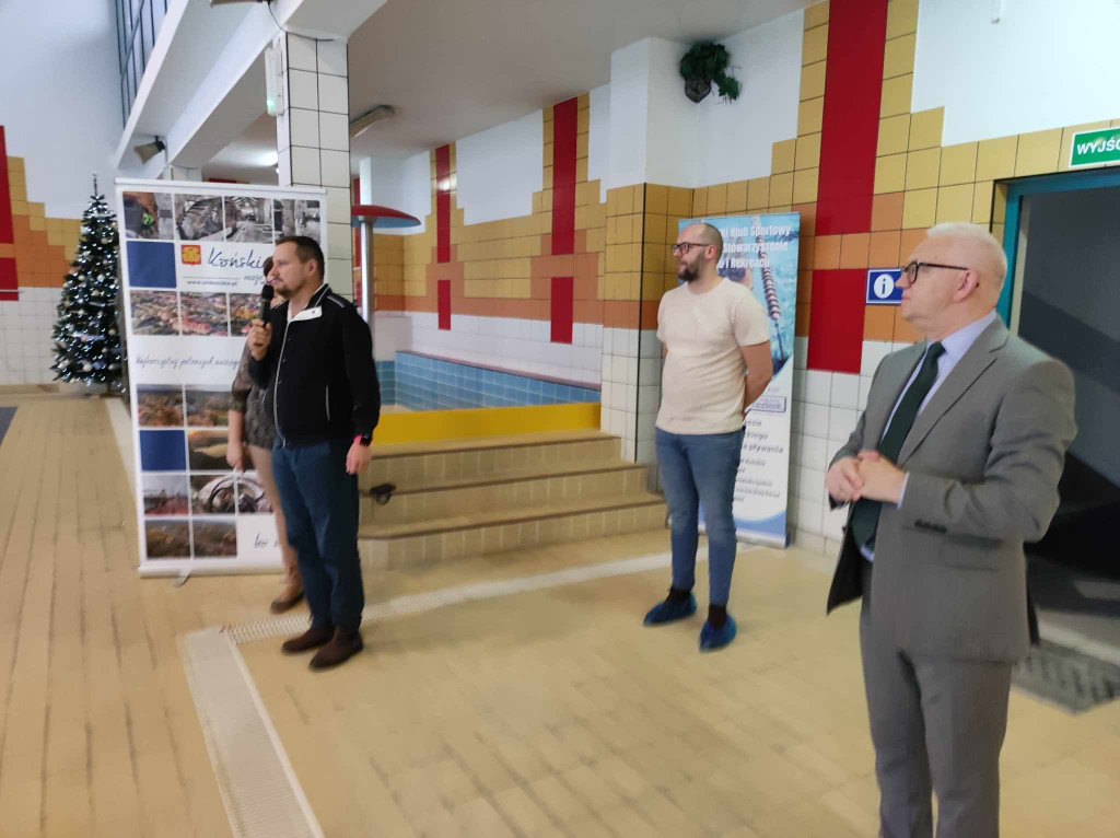 Międzyszkolne zawody pływackie na koneckim basenie [zdjęcia]
