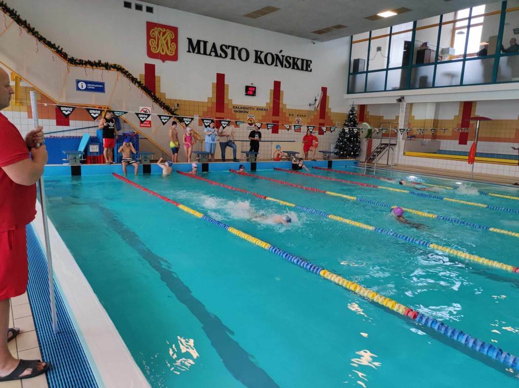 Międzyszkolne zawody pływackie na koneckim basenie [zdjęcia]
