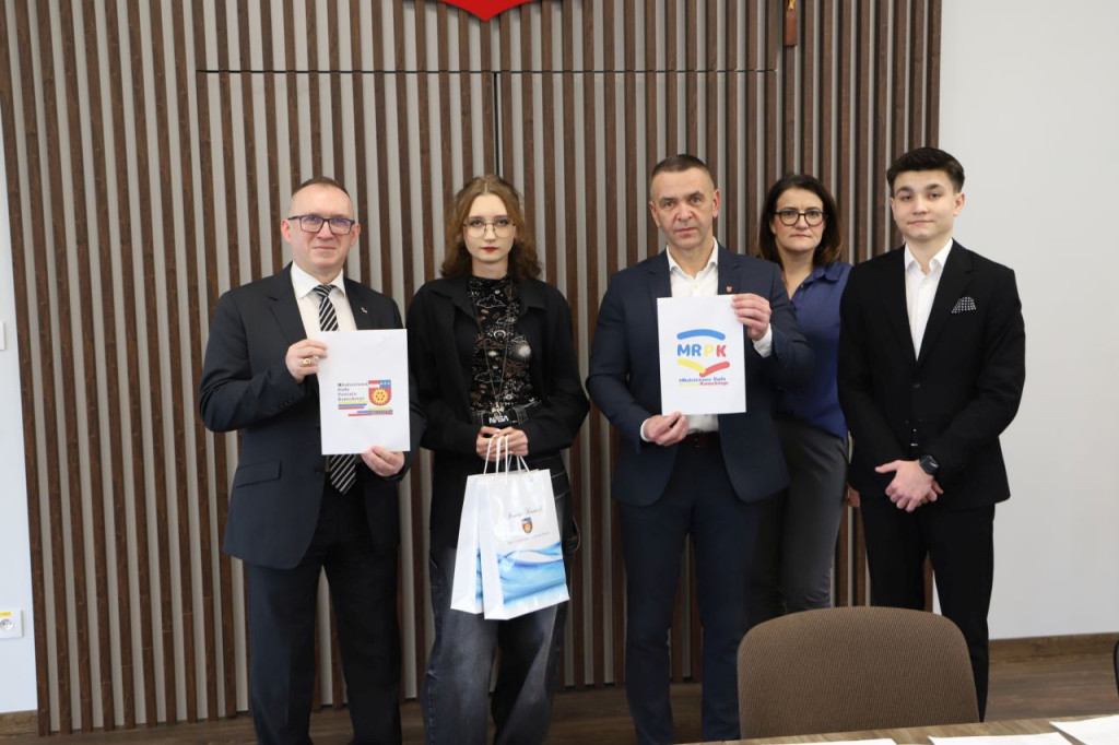 Młodzieżowa Rada Powiatu wybrała swoje logo podczas sesji [zdjęcia]