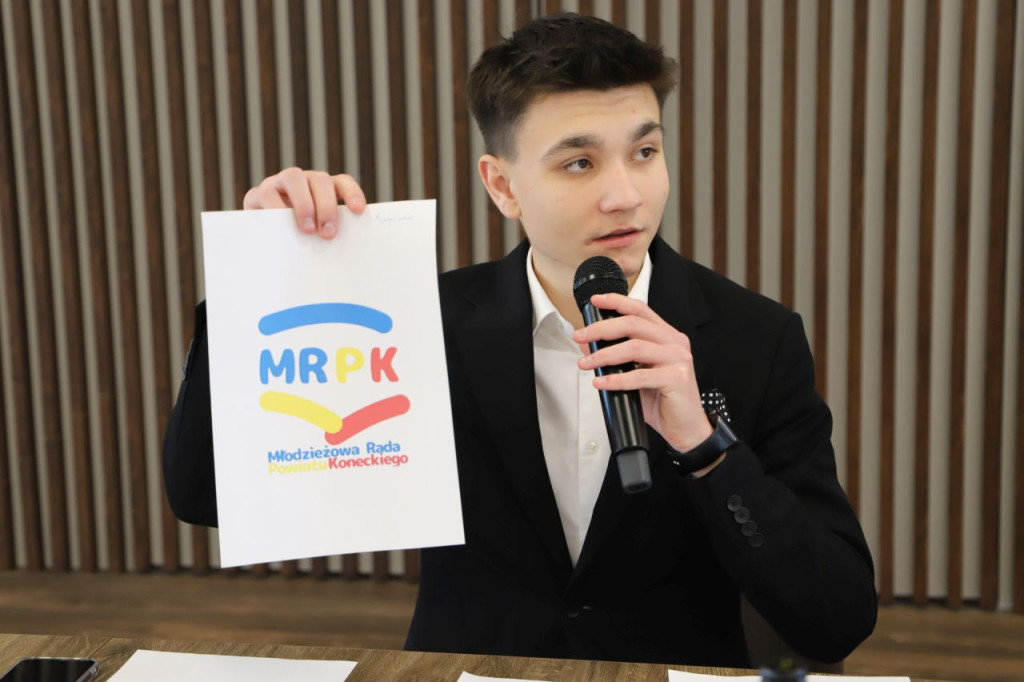 Młodzieżowa Rada Powiatu wybrała swoje logo podczas sesji [zdjęcia]