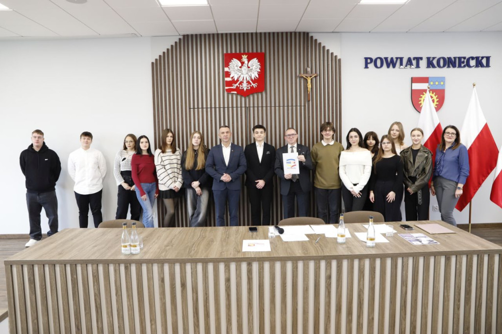Młodzieżowa Rada Powiatu wybrała swoje logo podczas sesji [zdjęcia]