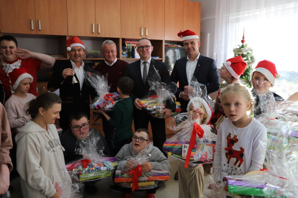 Święty Mikołaj odwiedził jednostki powiatu koneckiego [zdjęcia]