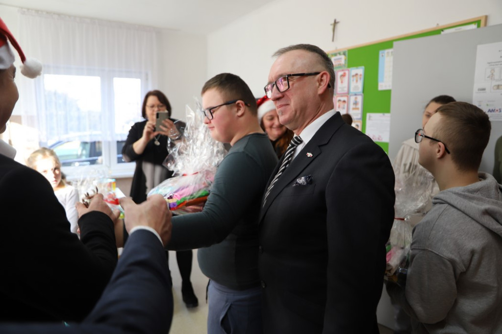 Święty Mikołaj odwiedził jednostki powiatu koneckiego [zdjęcia]