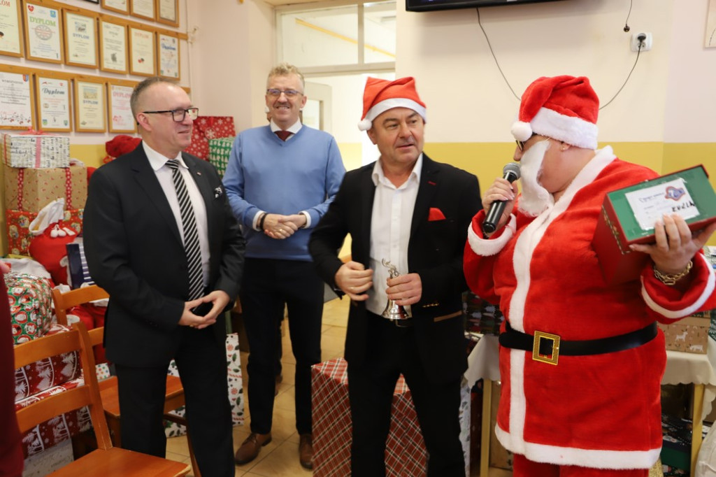 Święty Mikołaj odwiedził jednostki powiatu koneckiego [zdjęcia]