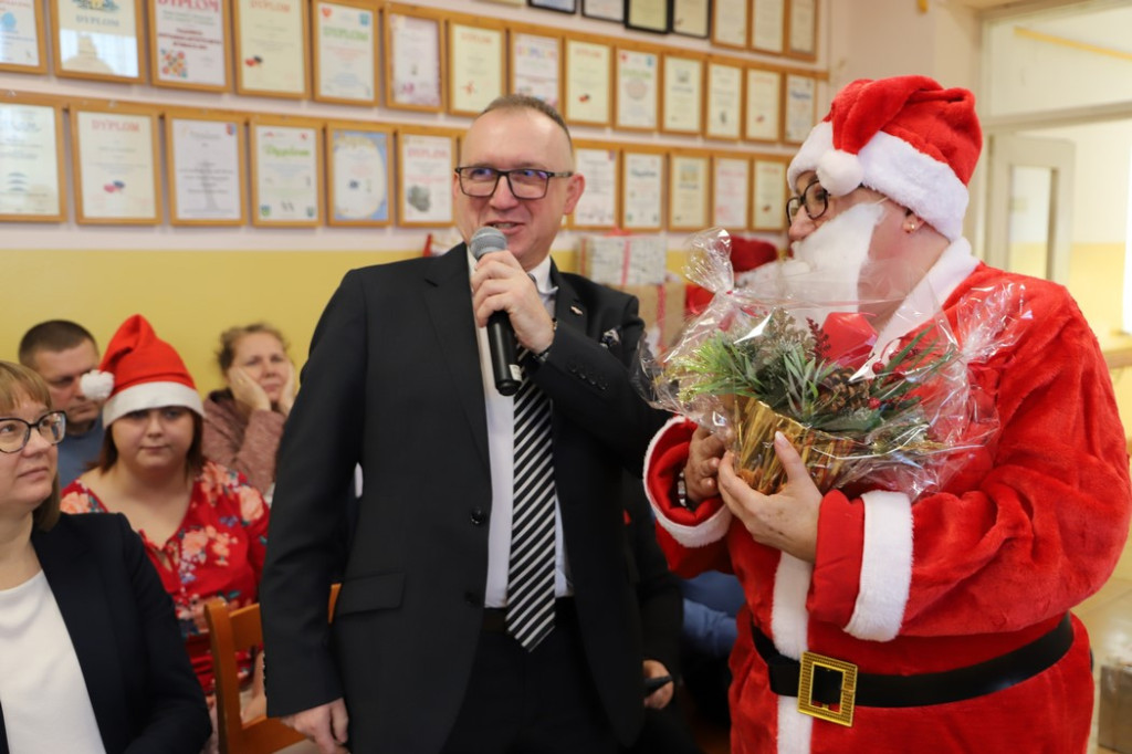 Święty Mikołaj odwiedził jednostki powiatu koneckiego [zdjęcia]