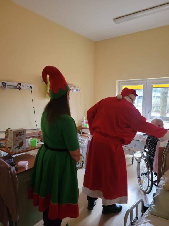 Mikołaj z Fundacją Biedronki z wizytą w ZOZ w Końskich [zdjęcia]