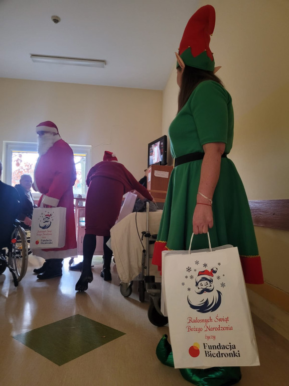 Mikołaj z Fundacją Biedronki z wizytą w ZOZ w Końskich [zdjęcia]