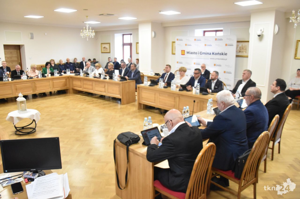 Jednogłośnie! Budżet Gminy Końskie na 2025 rok przyjęty. Skrót z Sesji Rady Miejskiej [wideo, zdjęcia]
