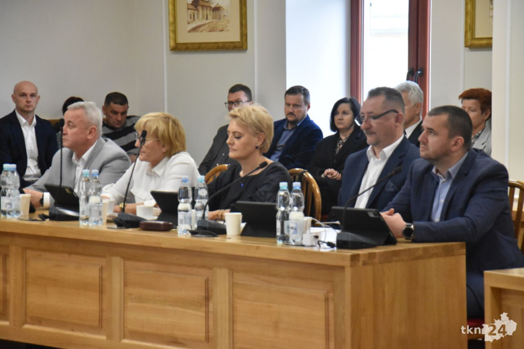 Jednogłośnie! Budżet Gminy Końskie na 2025 rok przyjęty. Skrót z Sesji Rady Miejskiej [wideo, zdjęcia]