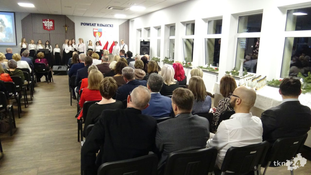 Powiatowe spotkanie wigilijne z kolędowym przesłaniem [wideo, zdjęcia]