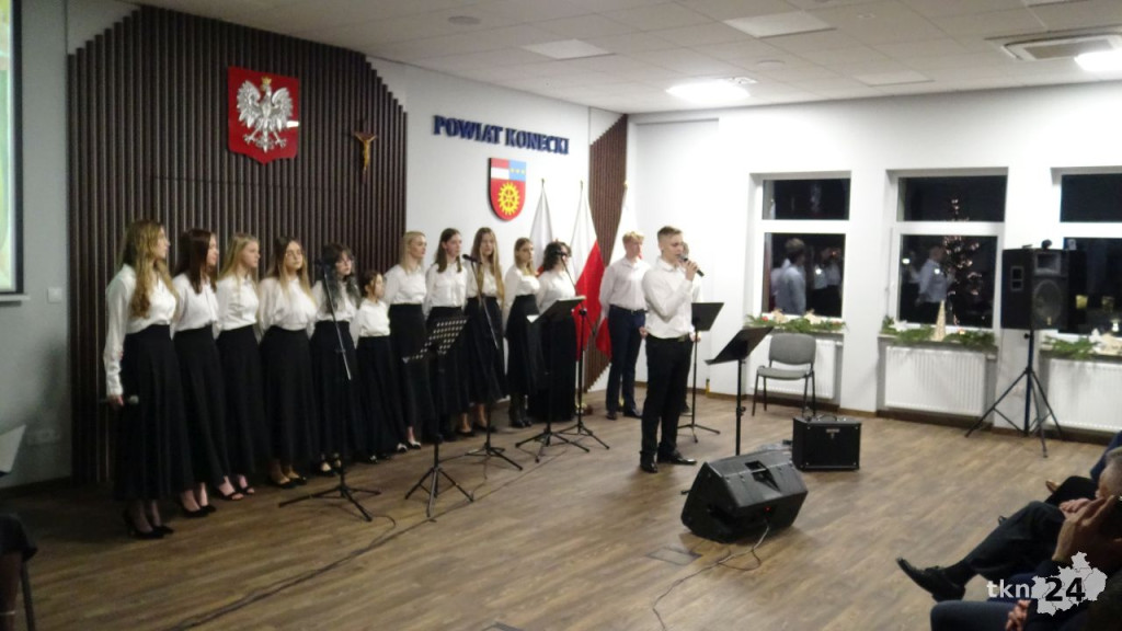 Powiatowe spotkanie wigilijne z kolędowym przesłaniem [wideo, zdjęcia]