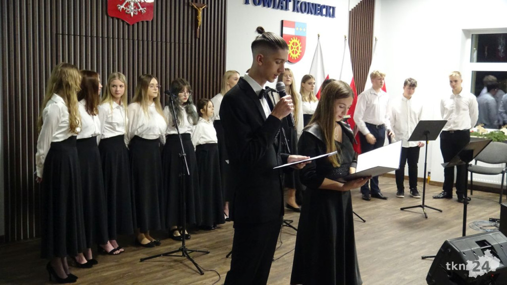 Powiatowe spotkanie wigilijne z kolędowym przesłaniem [wideo, zdjęcia]