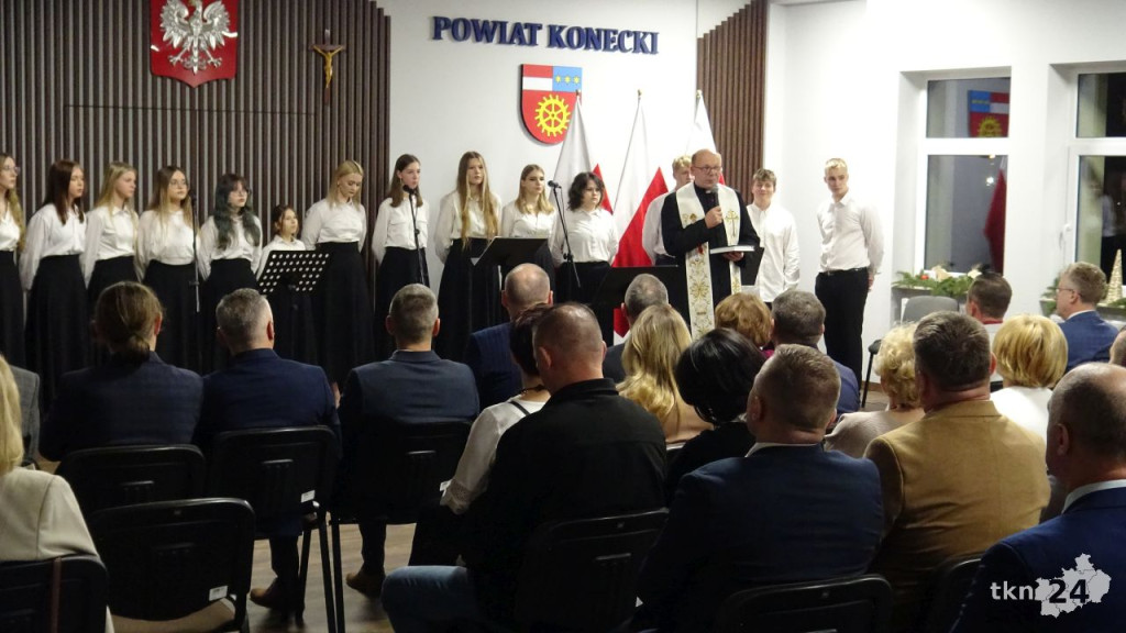 Powiatowe spotkanie wigilijne z kolędowym przesłaniem [wideo, zdjęcia]