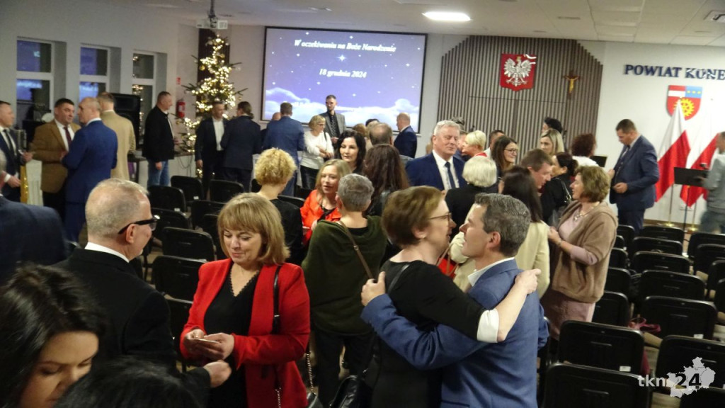 Powiatowe spotkanie wigilijne z kolędowym przesłaniem [wideo, zdjęcia]